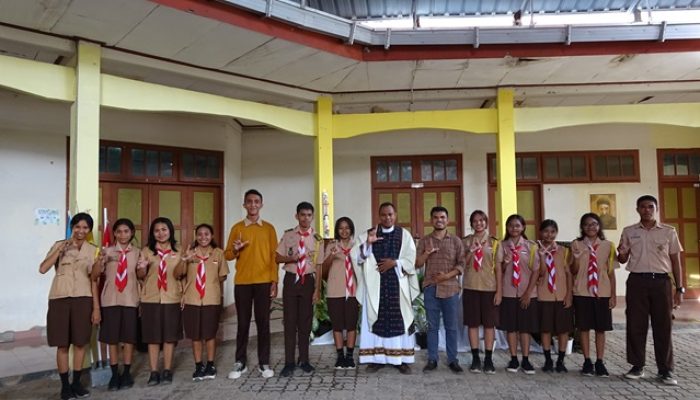 SMA St. Arnoldus Janssen Melaksanakan Misa Jumat Pertama dan Pelantikan Badan Pengurus OSIS Periode 2024/2025
