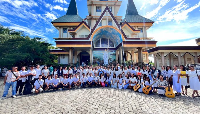 Paduan Suara SMA Sto Arnodus Janssen Bernyanyi di Gereja St. Petrus TDM