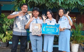 Kado Terindah Bagi Tim Perancang Mobil Literasi SMA Sto. Arnoldus Janssen Pada HARDIKNAS