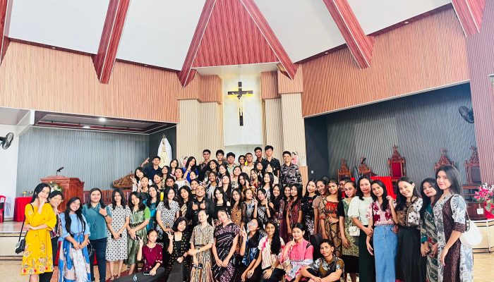 Merayakan Pentakosta di Paroki Sto. Mathias-Tofa, Paduan Suara SAJ Menanggung Koor